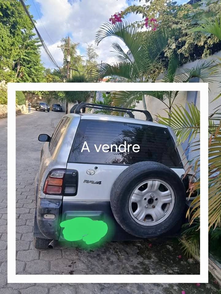Toyota RAV4 2000 — peinture à terminer