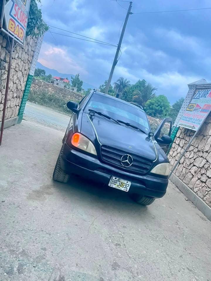 Mercedes 2002 — 60 000 miles
