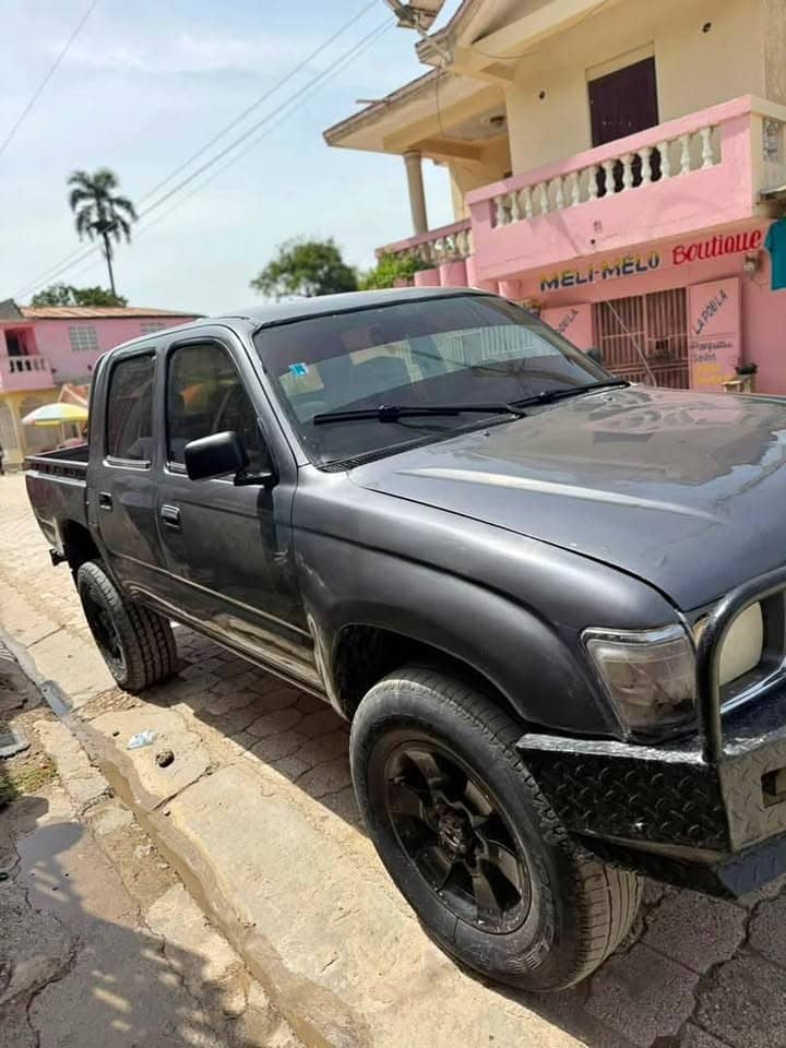 Toyota Hilux 2000 d’occasion — moteur 3L