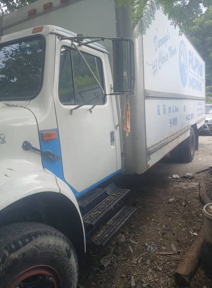 Camion fourgon International 6 roues — Saint-Marc